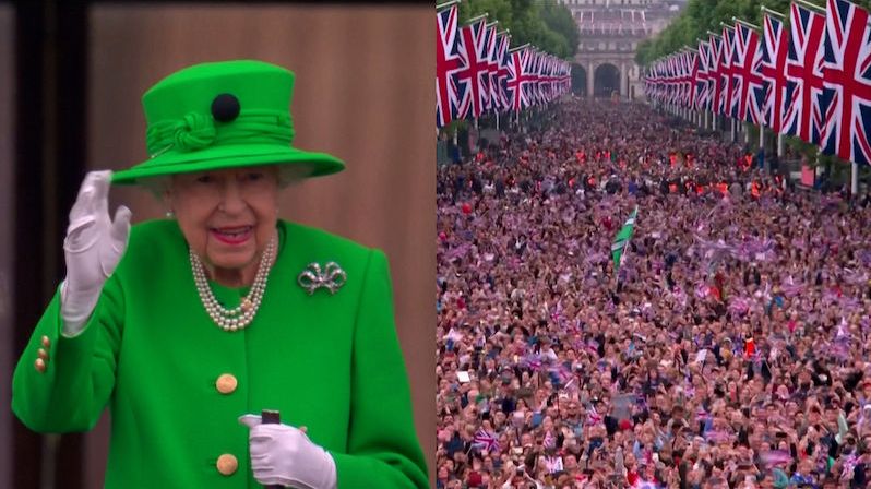 Dojatá královna přihlížela slavnostní přehlídce k ukončení oslav jubilea